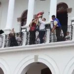 Menor caracterizado como Juan Escutia es lanzado desde balcón durante ceremonia en Ameca