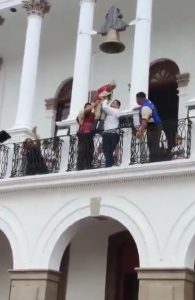 Menor caracterizado como Juan Escutia es lanzado desde balcón durante ceremonia en Ameca