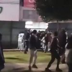 Derriban vallas metálicas para ingresar al concierto de Caifanes en Toluca